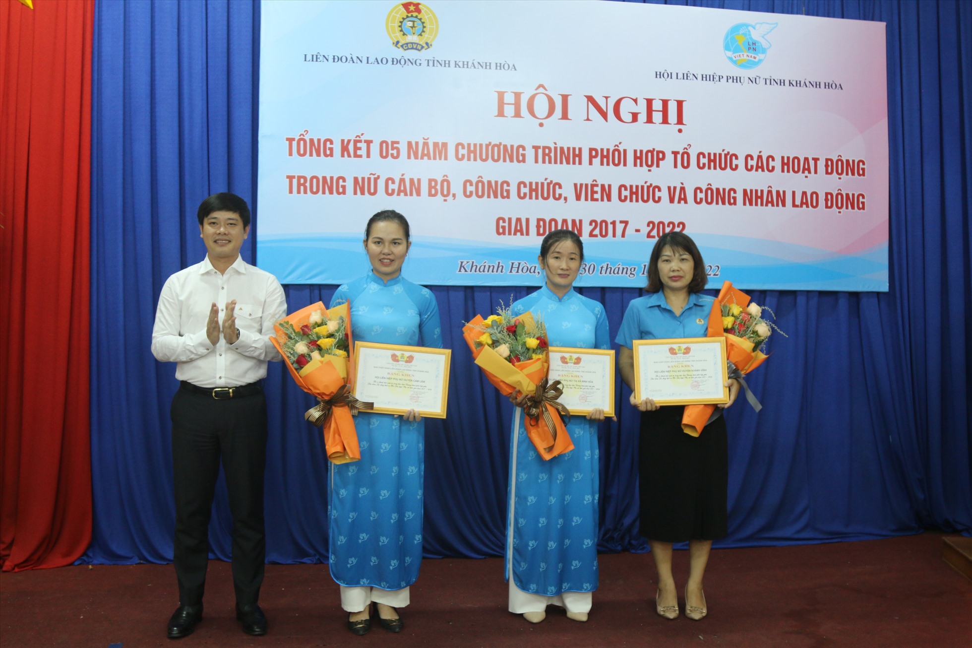 Ông Bùi Hoài Nam- Chủ tịch LĐLĐ Khánh Hòa trao bằng khen cho 3 cá nhân có thành tích xuất sắc trong thực hiện chương trình phối hợp giai đoạn 2017-2022. Ảnh: P.Linh