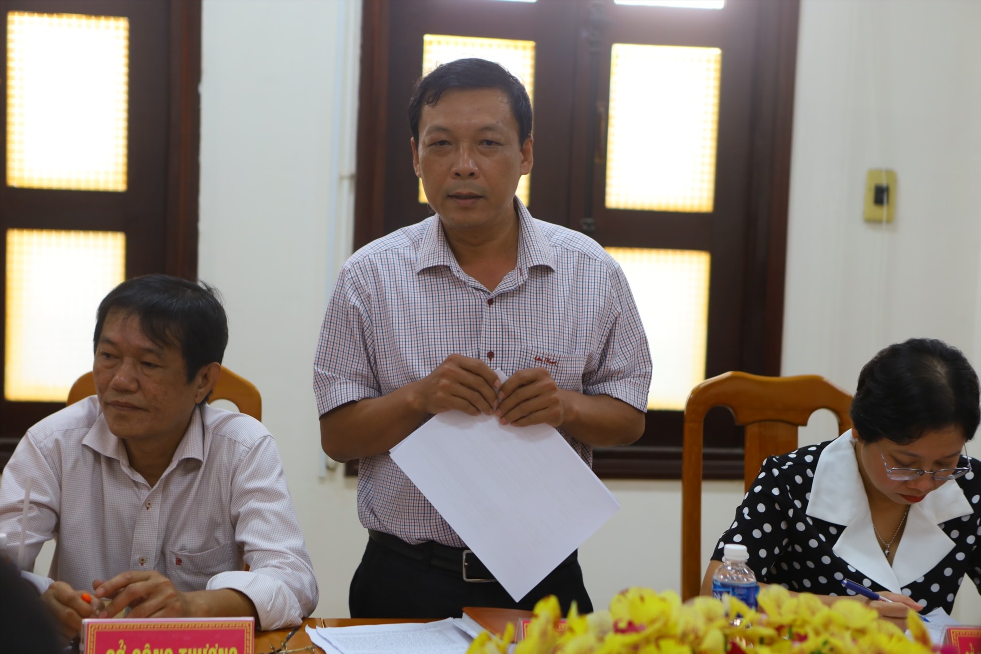 Ông Huỳnh Ngọc Thanh, Phó giám đốc Sở GTVT tỉnh Bình Thuận cung cấp thông tin tại cuộc họp. Ảnh: Duy Tuấn