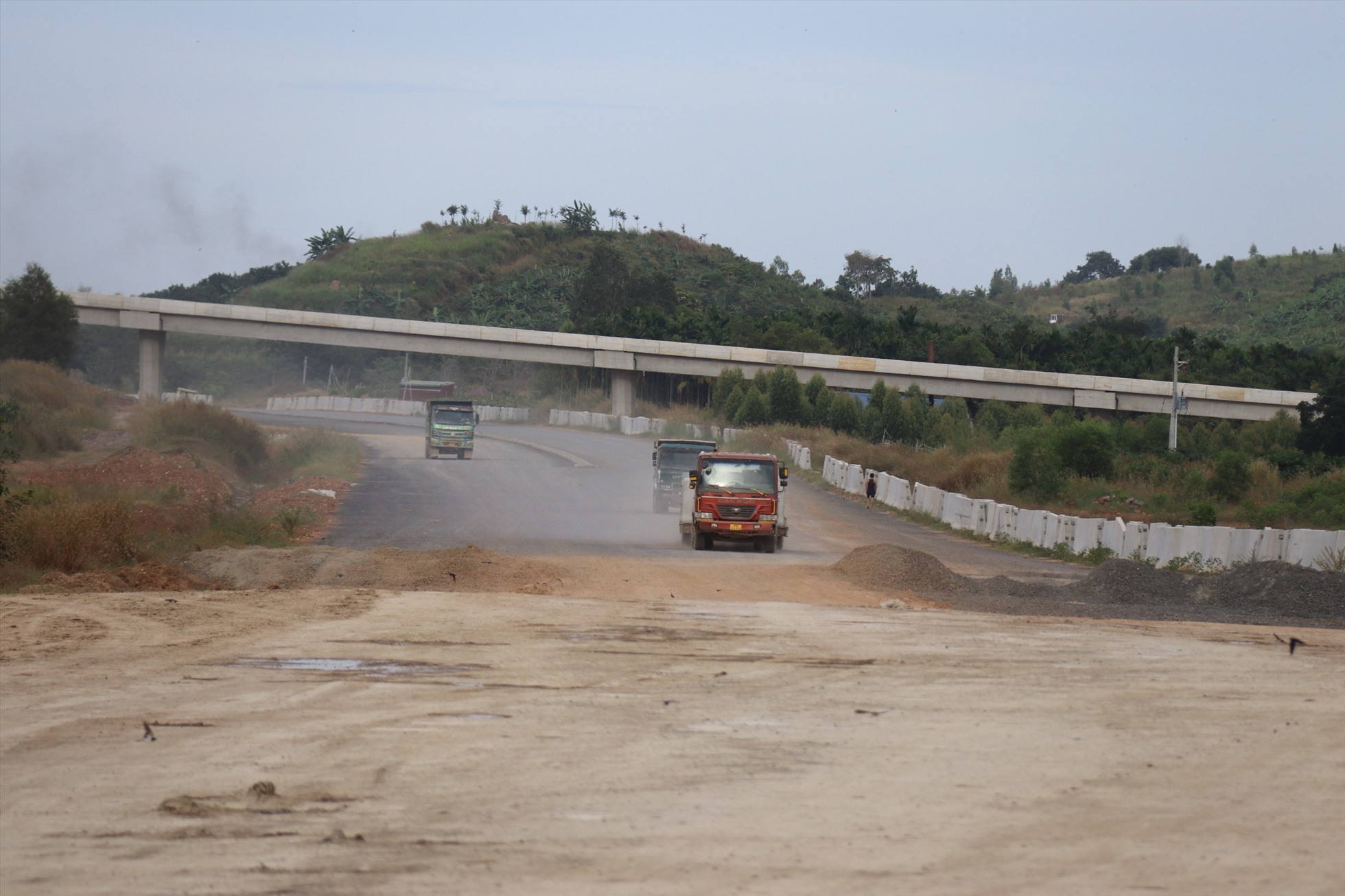 Các xe ben chở vật liệu thi công cao tốc đoạn Dầu Giây-Phan Thiết qua tỉnh Bình Thuận. Ảnh: Duy Tuấn
