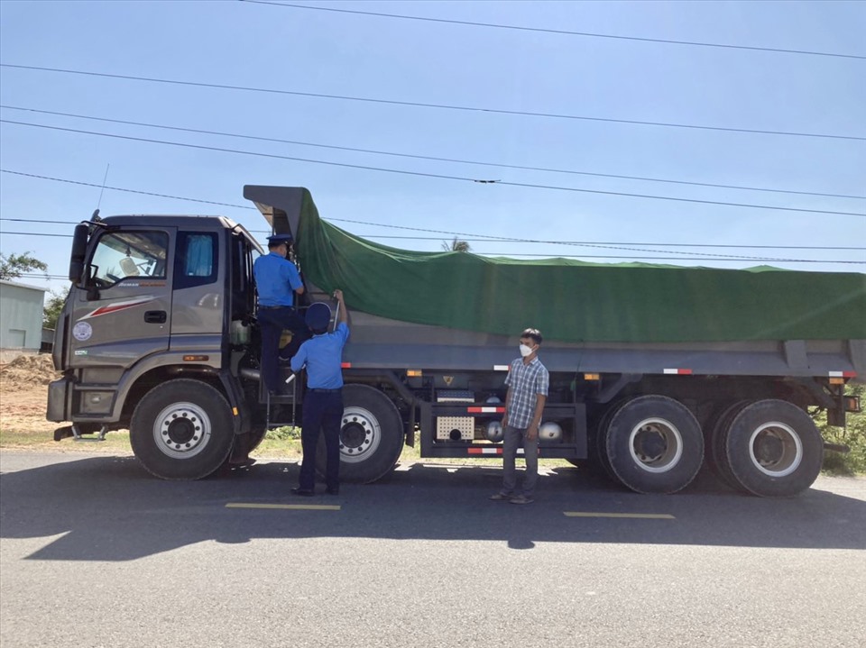 Thanh tra Sở GTVT tỉnh Bình Thuận kiểm tra, đo đã thùng xe ben. Ảnh: Phạm Duy