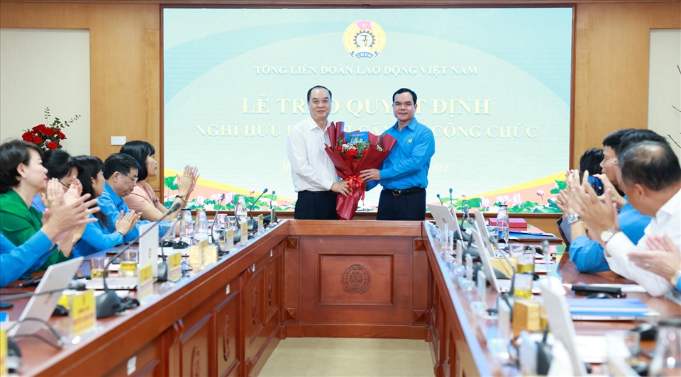 Đồng chí Nguyễn Đình Khang trao Quyết định và hoa cho đồng chí Ngô Đức Tuấn. Ảnh: Hải Nguyễn