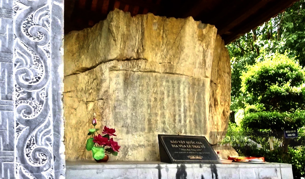 Tháng Chạp năm Tân Hợi (1431), vua Lê Thái Tổ đã cho tạc khắc vào vách đá Pú Huổi Chỏ bên bờ Bắc sông Đà để lưu lại cho muôn đời sau “Bia cổ hoài lai.”