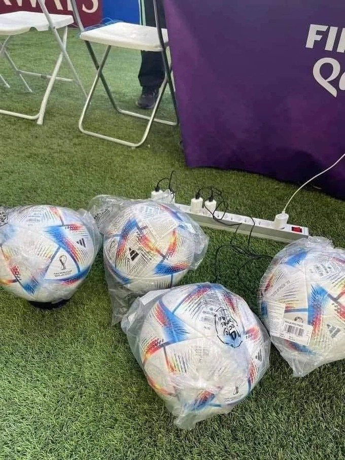 Hình ảnh những trái bóng tại World Cup 2022 đang được cắm sạc khiến dân mạng xôn xao. Ảnh: AFP