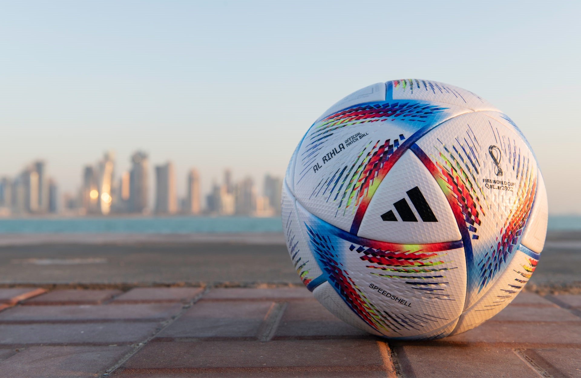 Al Rihla là quả bóng đầu tiên được tích hợp công nghệ thông minh và được sử dụng cho một kỳ World Cup.  Ảnh: AFP