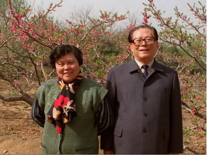 Ông Giang Trạch Dân và vợ, bà Vương Dã Bình, vào năm 1992. Ảnh: Tân Hoa Xã