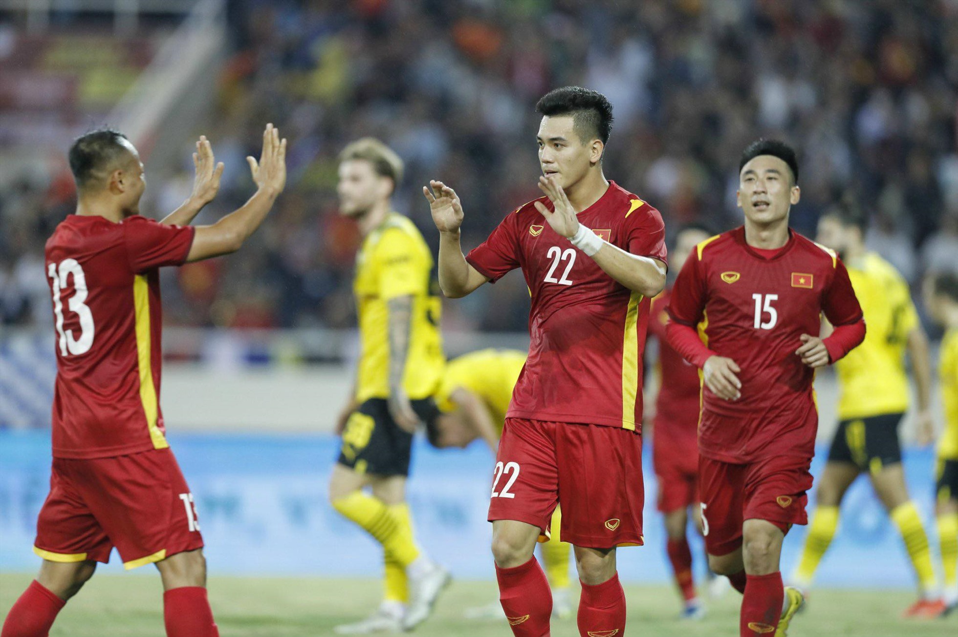 Nhưng chỉ ít phút sau, Tiến Linh đã có bàn gỡ hòa cho đội tuyển Việt Nam.  Trận đấu đang bước vào những phút tiếp theo của hiệp hai.