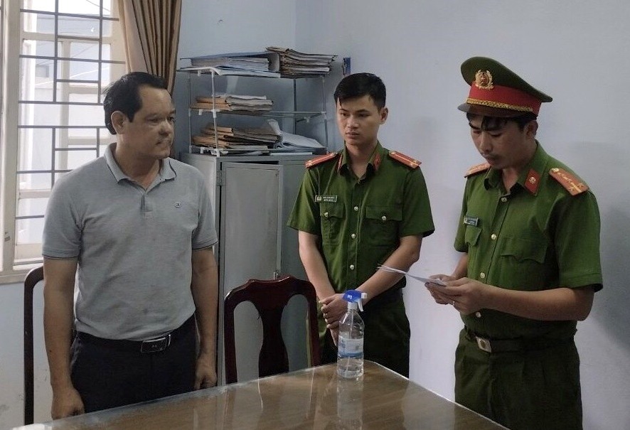 Cơ quan Cảnh sát điều tra Công an tỉnh Đắk Nông thực hiện lệnh bắt tạm giam đối tượng Phạm Văn Cửu. Ảnh: Công an cung cấp