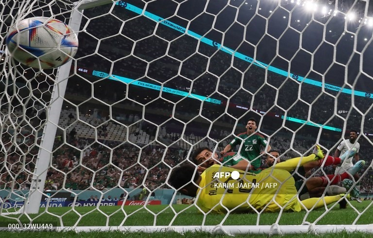Mexico có 2 bàn thắng liên tiếp nhưng không đủ để về nhì.  Ảnh: AFP