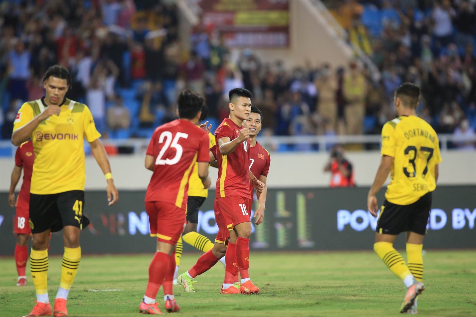 Sau khi sự cố được khắc phục, Tuấn Hải thực hiện thành công quả phạt đền. Đây cũng là tình huống khép lại trận đấu giữa đội tuyển Việt Nam là câu lạc bộ Dortmund.