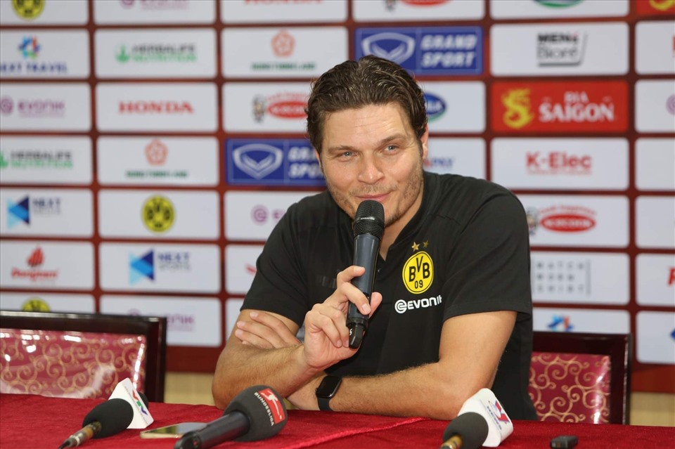 HLV Edin Terzic bất ngờ trước trận thua của Dortmund trước Việt Nam.  Ảnh: Minh Dân