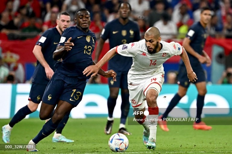 Sự xáo trộn đội hình khiến tuyển Pháp bị Tunisia áp đảo trong hiệp một.  Ảnh: AFP