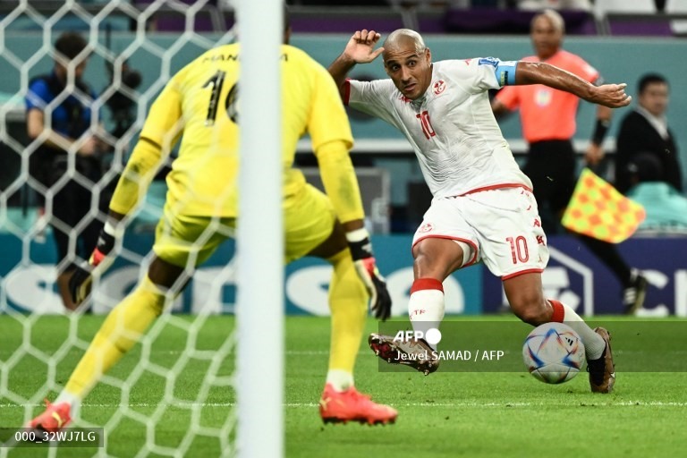 Đội trưởng Khazri của Tunisia đã tạo ra nhiều pha bóng sóng gió về phía Pháp trong hiệp một.  Ảnh: AFP