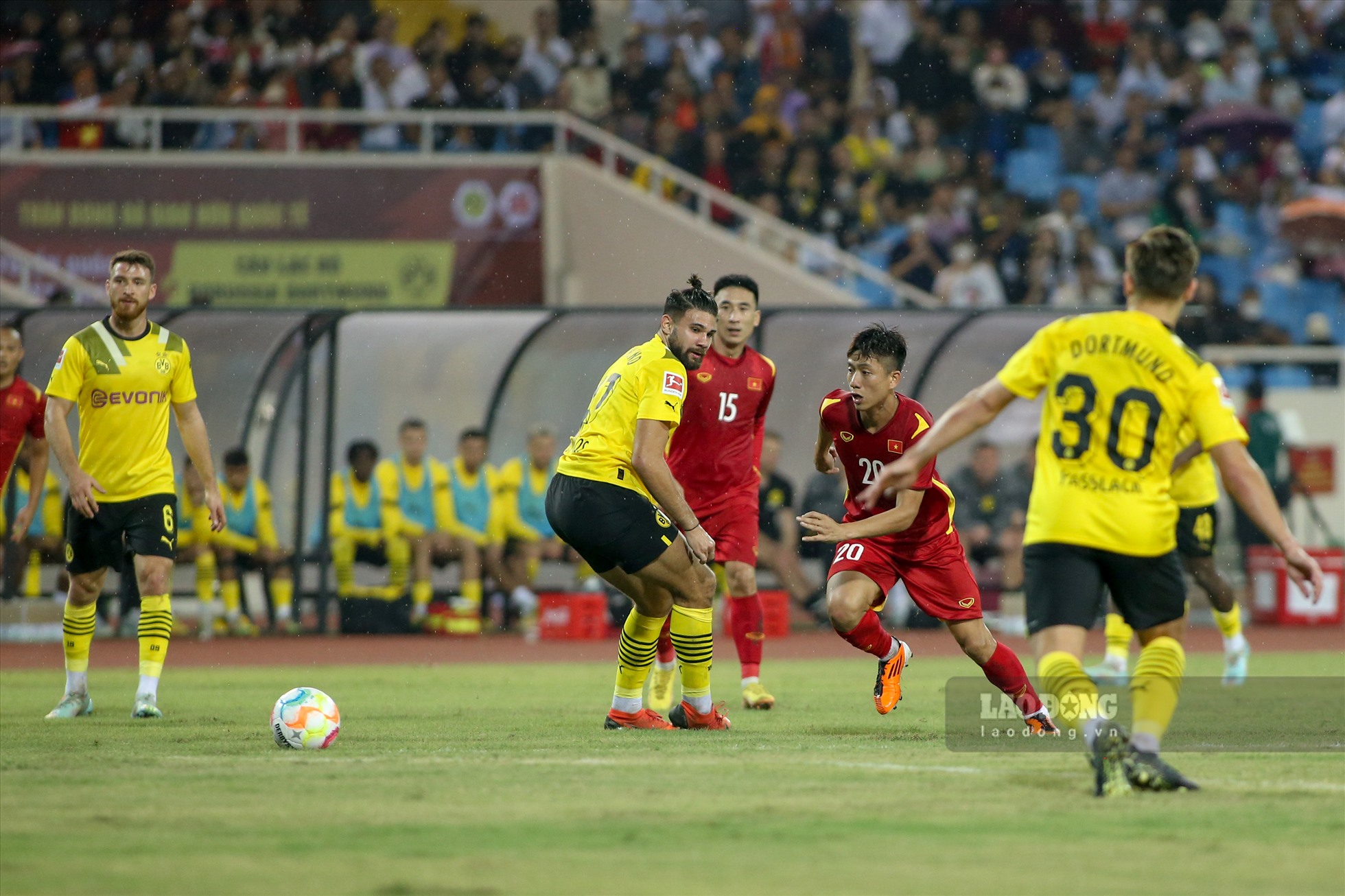 Tuyển Việt Nam cũng không chịu kém cạnh trước đội bóng đến từ Châu Âu và có bàn thắng gỡ hoà ngay trong hiệp 1.