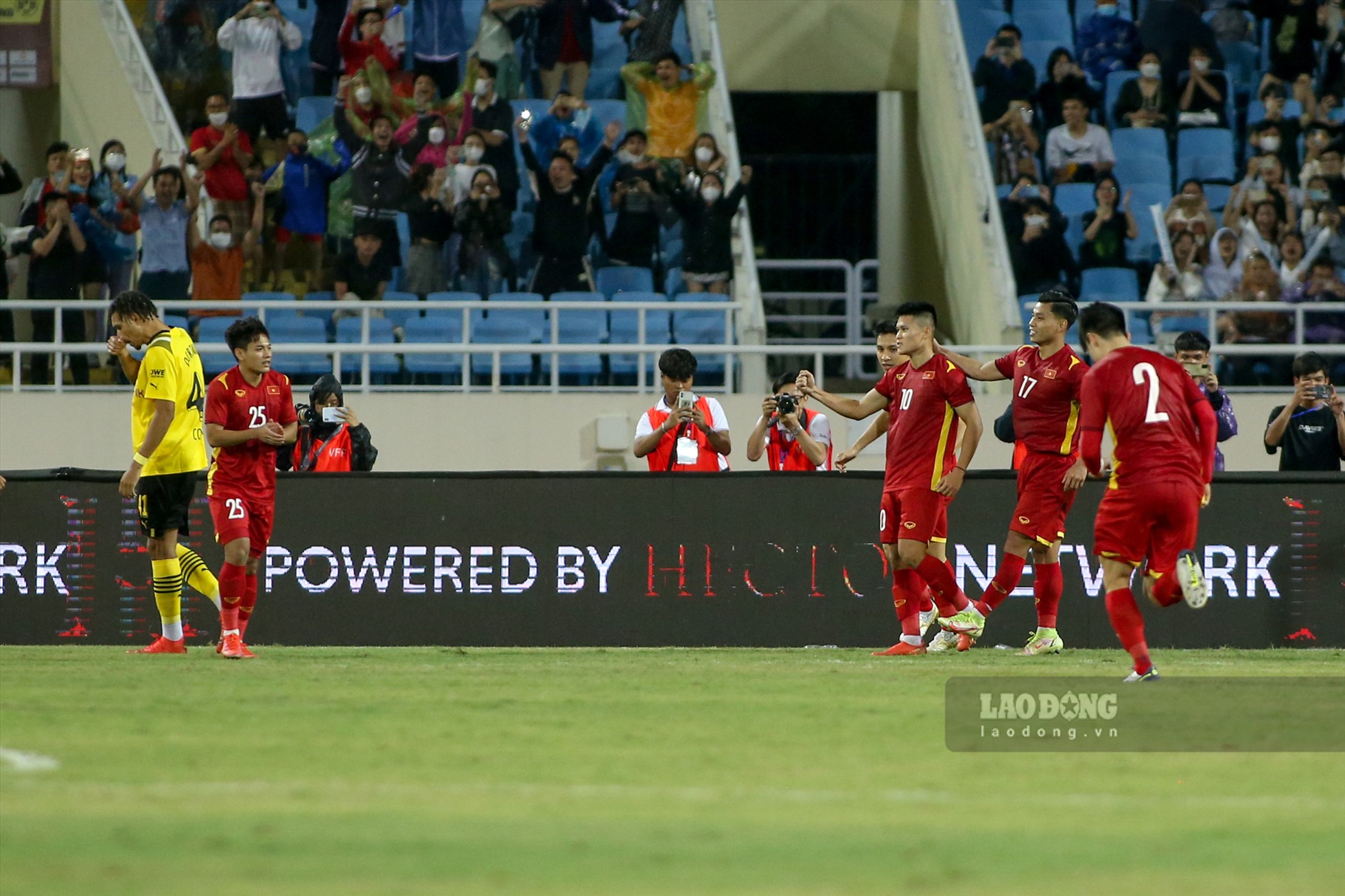 Cùng với bàn thắng của Tuấn Hải trên chấm 11m, tuyển Việt Nam đã đánh bại Dortmund với tỷ số 2-1.