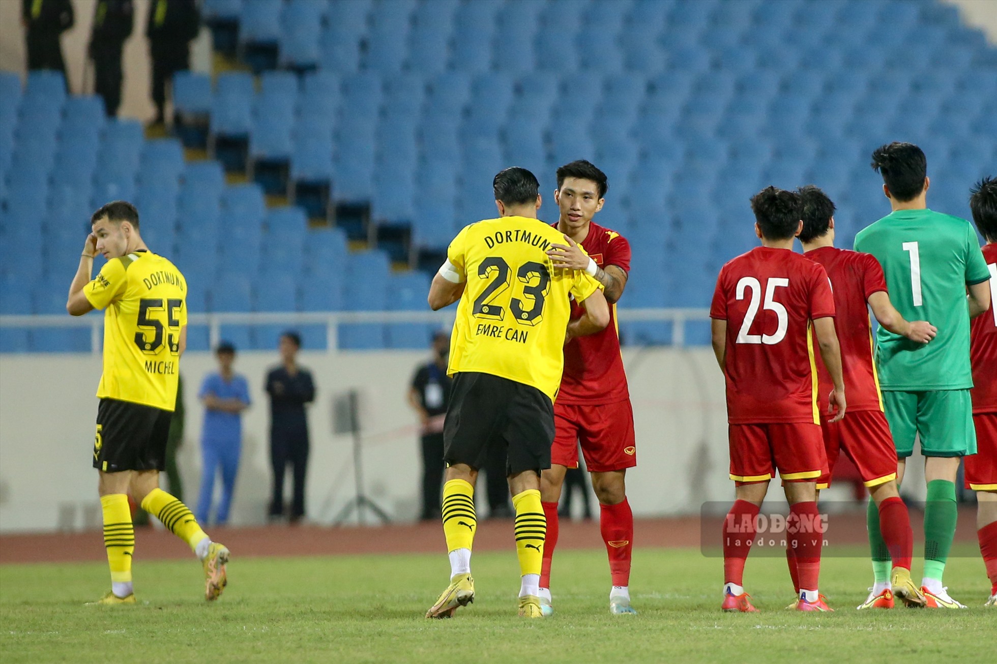 Sau trận đấu, Văn Hậu đã có hành động đẹp với các cầu thủ của Dortmund.
