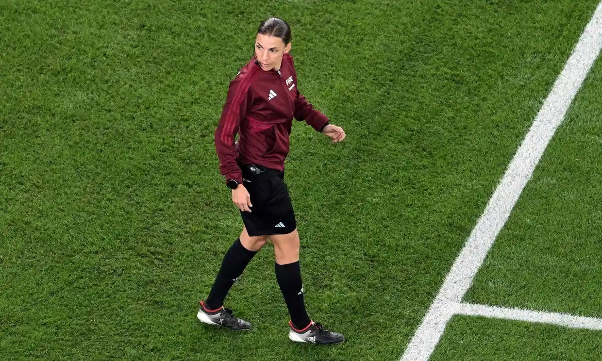 Trọng tài Stephanie Frappart trở thành trọng tài nữ đầu tiên cầm còi ở một trận bóng đá nam tại một kì World Cup. Ảnh: AFP