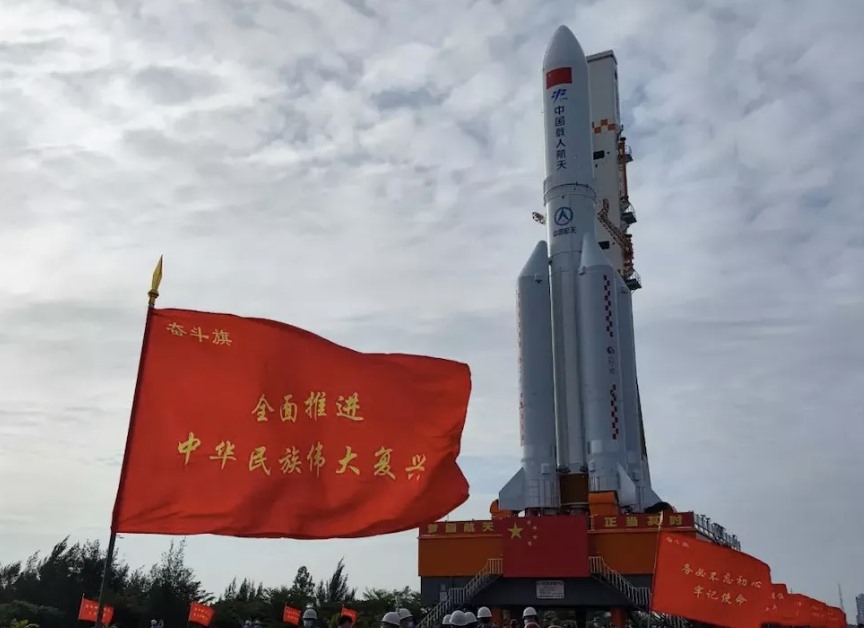 Tên lửa Trường Chinh-5B mang theo module Mộng Thiên tại bãi phóng Văn Xương ngày 25.10.2022. Ảnh: Space