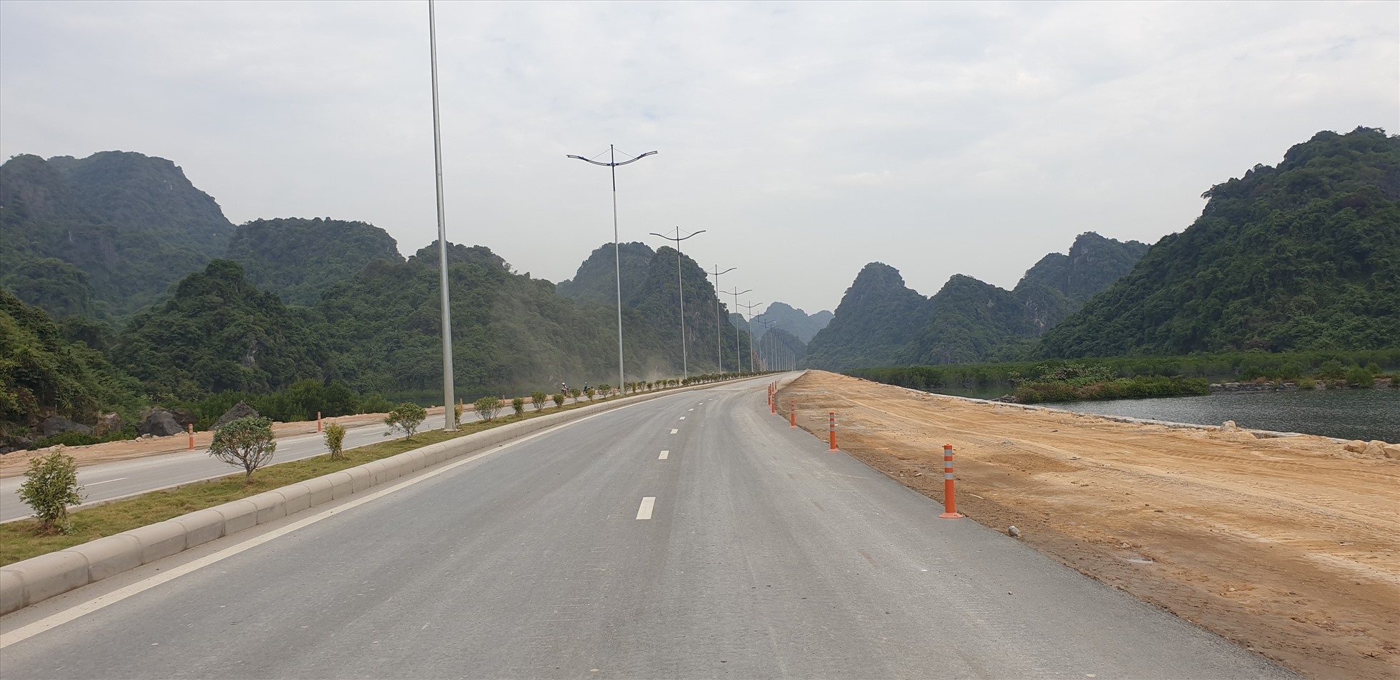 Đường ven biển Hạ Long - Cẩm Phả giai đoạn 1 được đưa vào sử dụng từ 1.1.2022. Ảnh: Nguyễn Hùng