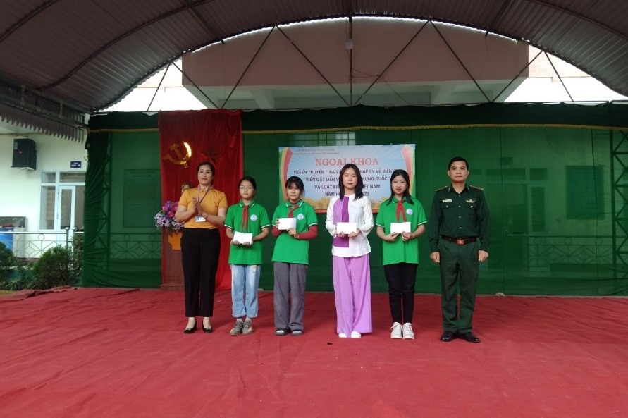 Cán bộ đồn Biên phòng Ngọc Chung và Ban Giám hiệu Nhà trường Trao giải cho đại diện các khối thi vẽ tranh chủ đề bảo vệ quê hương, đất nước.