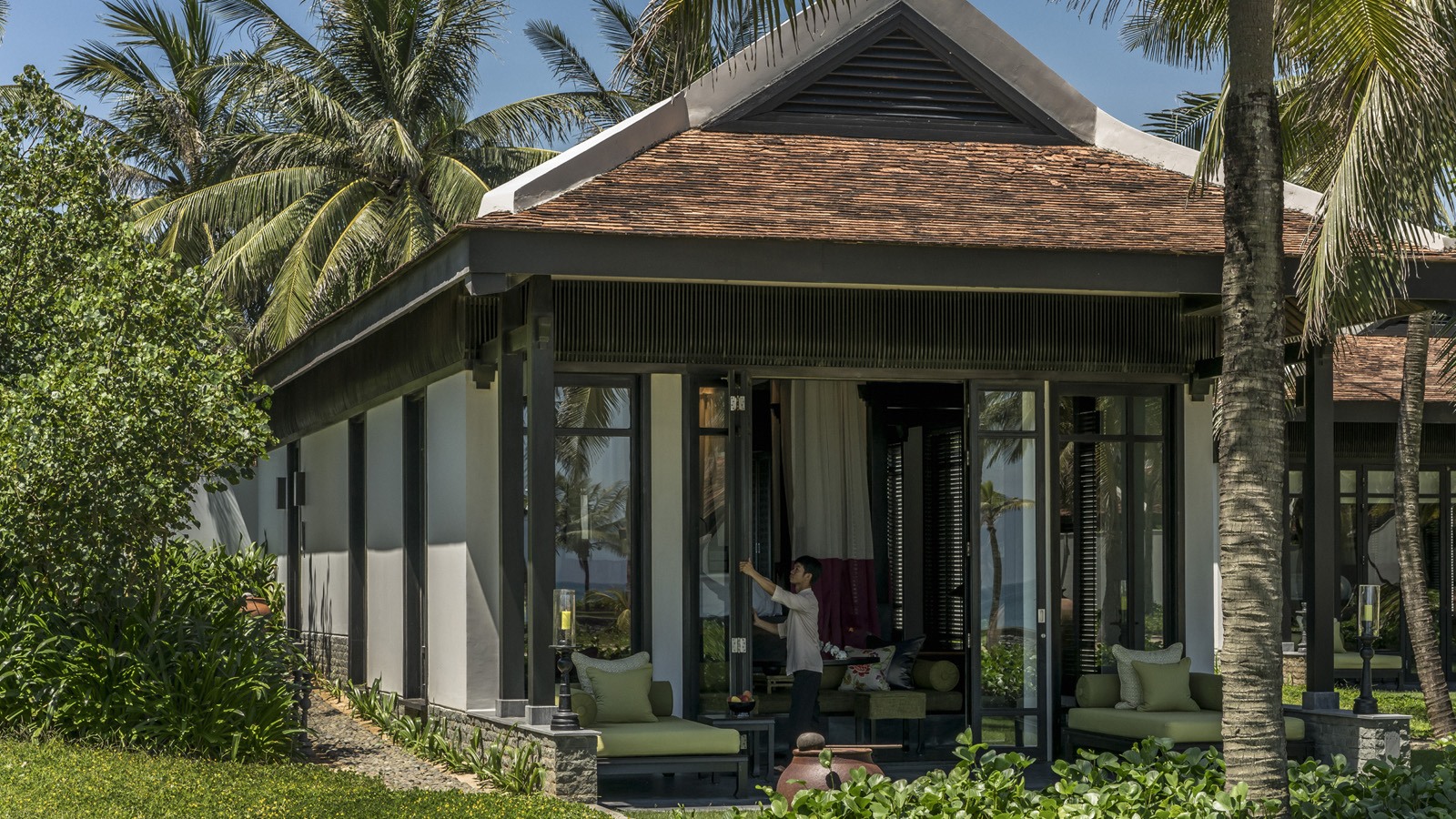 Nằm bên bãi biển Hà My vẫn còn hoang sơ, khu resort lấy cảm hứng từ vùng đồng quê, cộng với ảnh hưởng từ thiết kế của phố cổ Hội An nên mang màu sắc cổ kính, tĩnh lặng và yên bình.