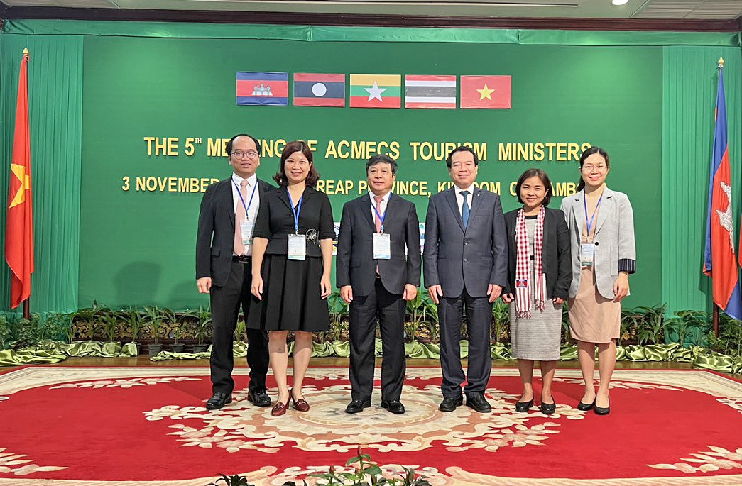 Đoàn Việt Nam dự hội nghị.