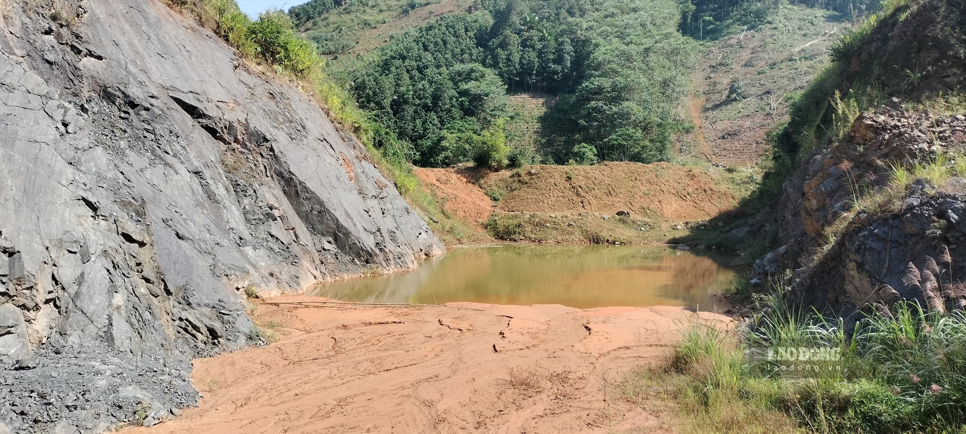 Cụ thể, trong quá trình hoạt động khai thác khoáng sản tại mỏ quặng sắt thuộc khu vực xã Lương Thịnh, huyện Trấn Yên (Yên Bái), đơn vị trên đã khai thác vượt quá lên đến 118,38% sản lượng được cấp phép.