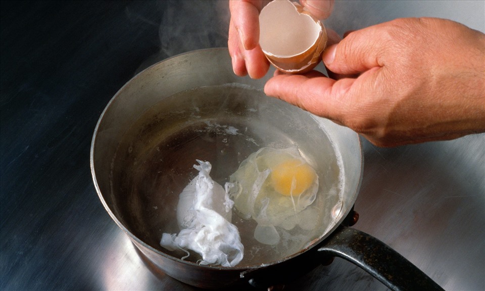 Không nên ăn trứng chần thường xuyên nhằm đảm bảo sức khỏe. Ảnh: Xinhua