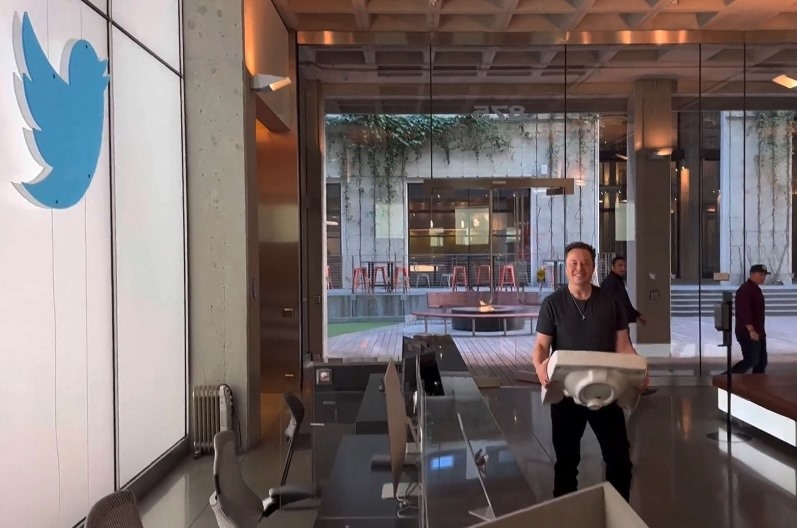 Tỉ phú Elon Musk đến tiếp nhận Twitter tại trụ sở chính với một chiếc bồn rửa mặt. Ảnh: AFP