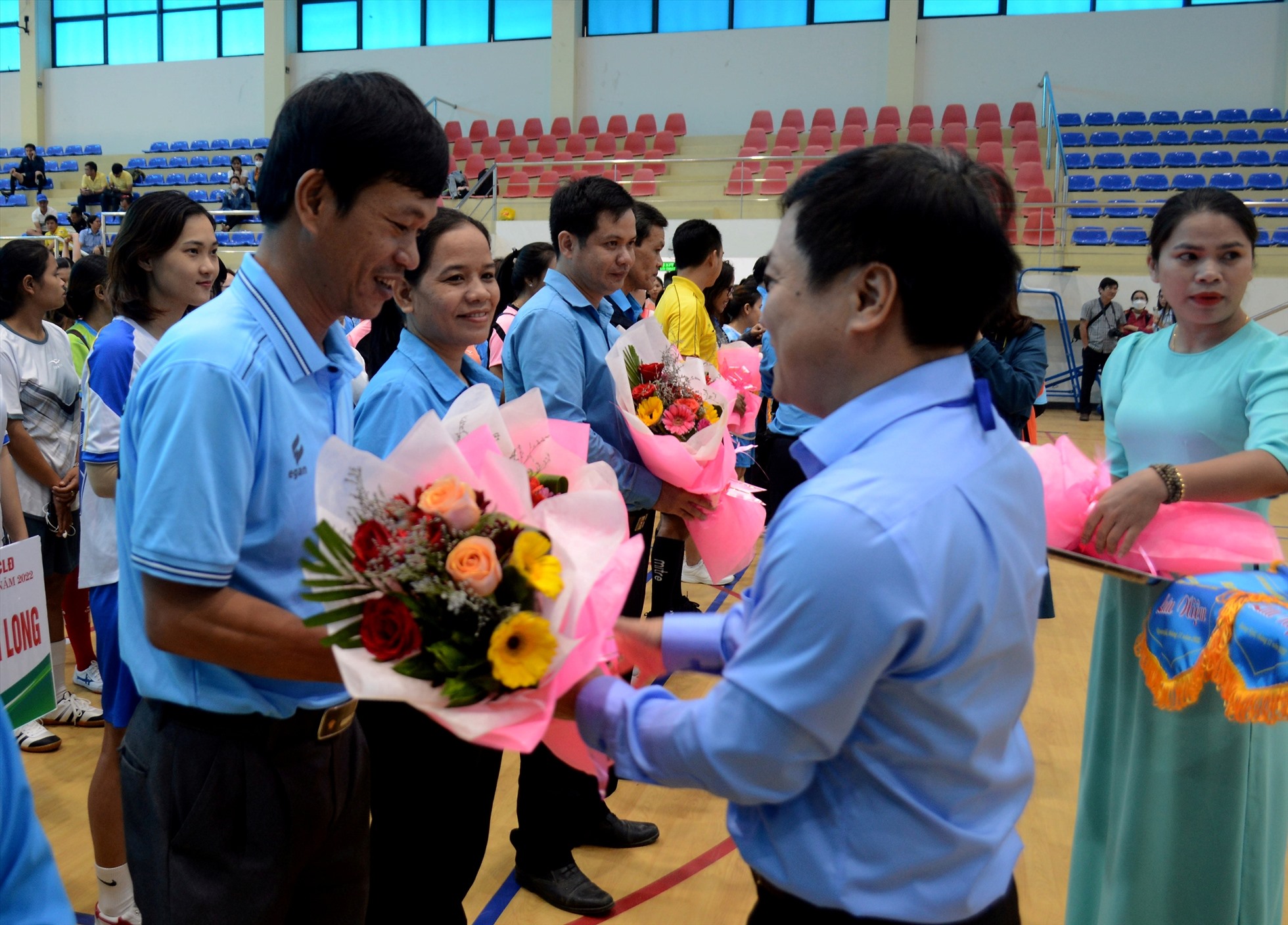 Ông Nguyễn Phúc Nhân- Chủ tịch LĐLĐ tỉnh Quảng Ngãi tặng hoa cho các đơn vị tham dự giải.