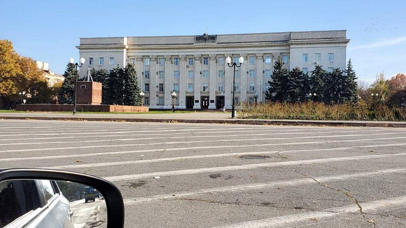 Trụ sở chính quyền Kherson không còn treo cờ Nga. Ảnh: Moscow Times