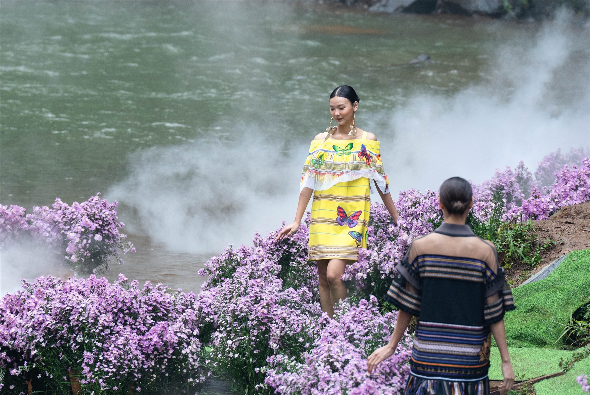 Biểu diễn thời trang ngay lòng hồ ở dưới chân thác nước Pa Sỹ, Măng Đen, Kon Tum.