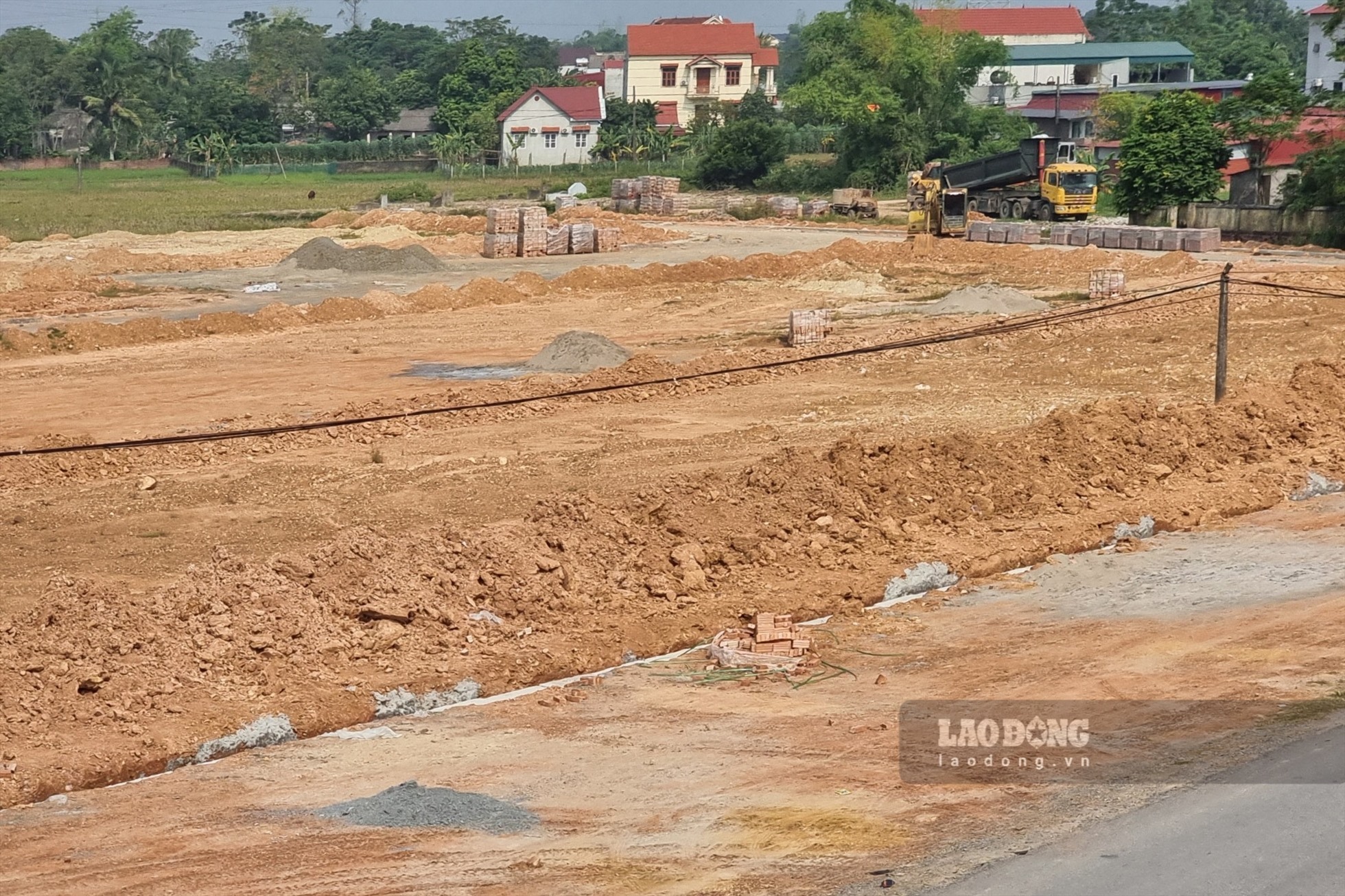 Hạ tầng kỹ thuật “chưa đâu vào đâu” của khu đấu giá tại xã Lam Sơn (Tam Nông), nơi có 48/52 ô đất bị hủy kết quả đấu giá vừa qua.