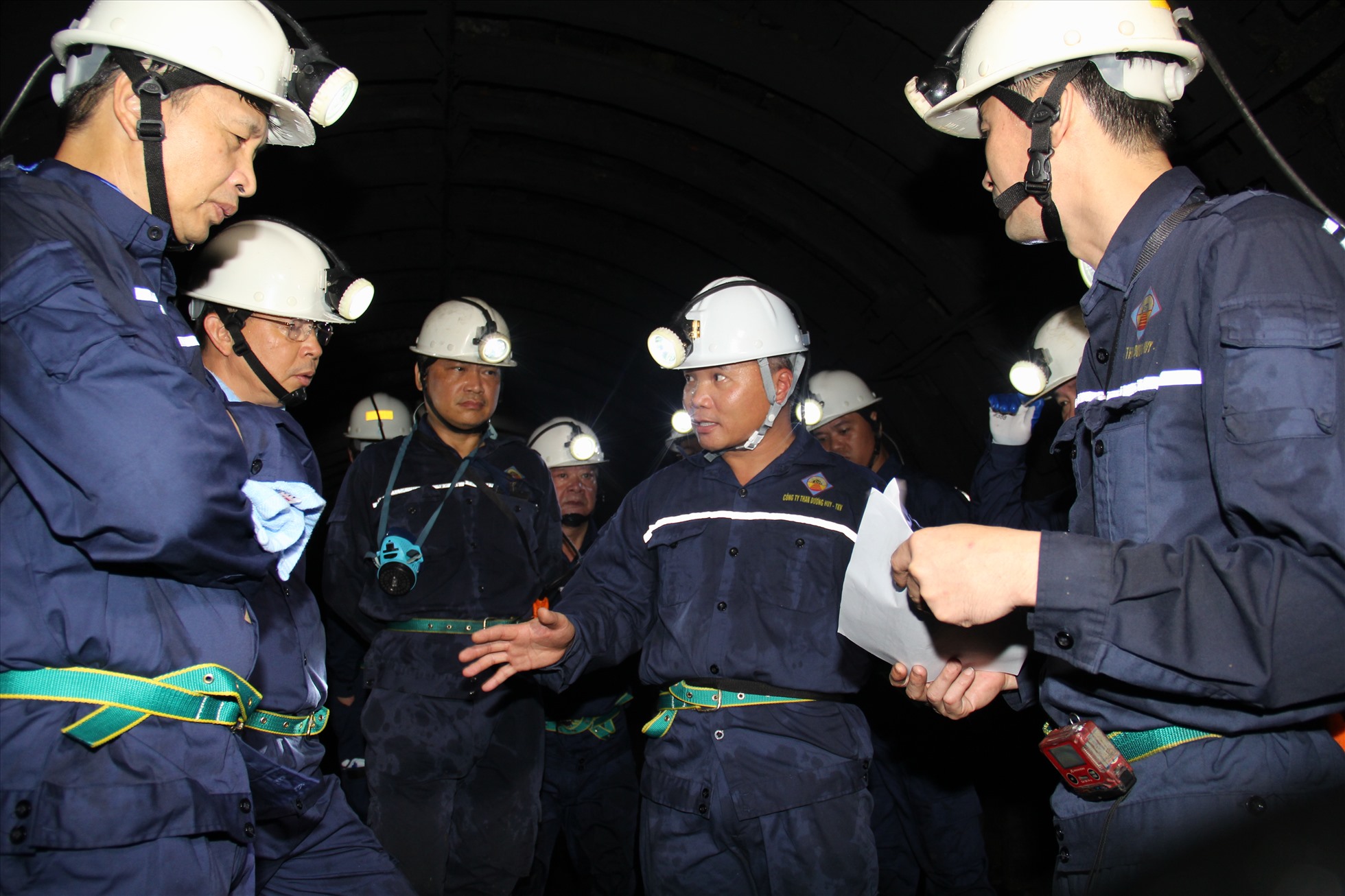 Giám đốc mỏ Trần Mạnh Cường cùng Tổng Giám đốc TKV Đặng Thanh Hải kiểm tra sản xuất tại hầm lò Than Dương Huy.