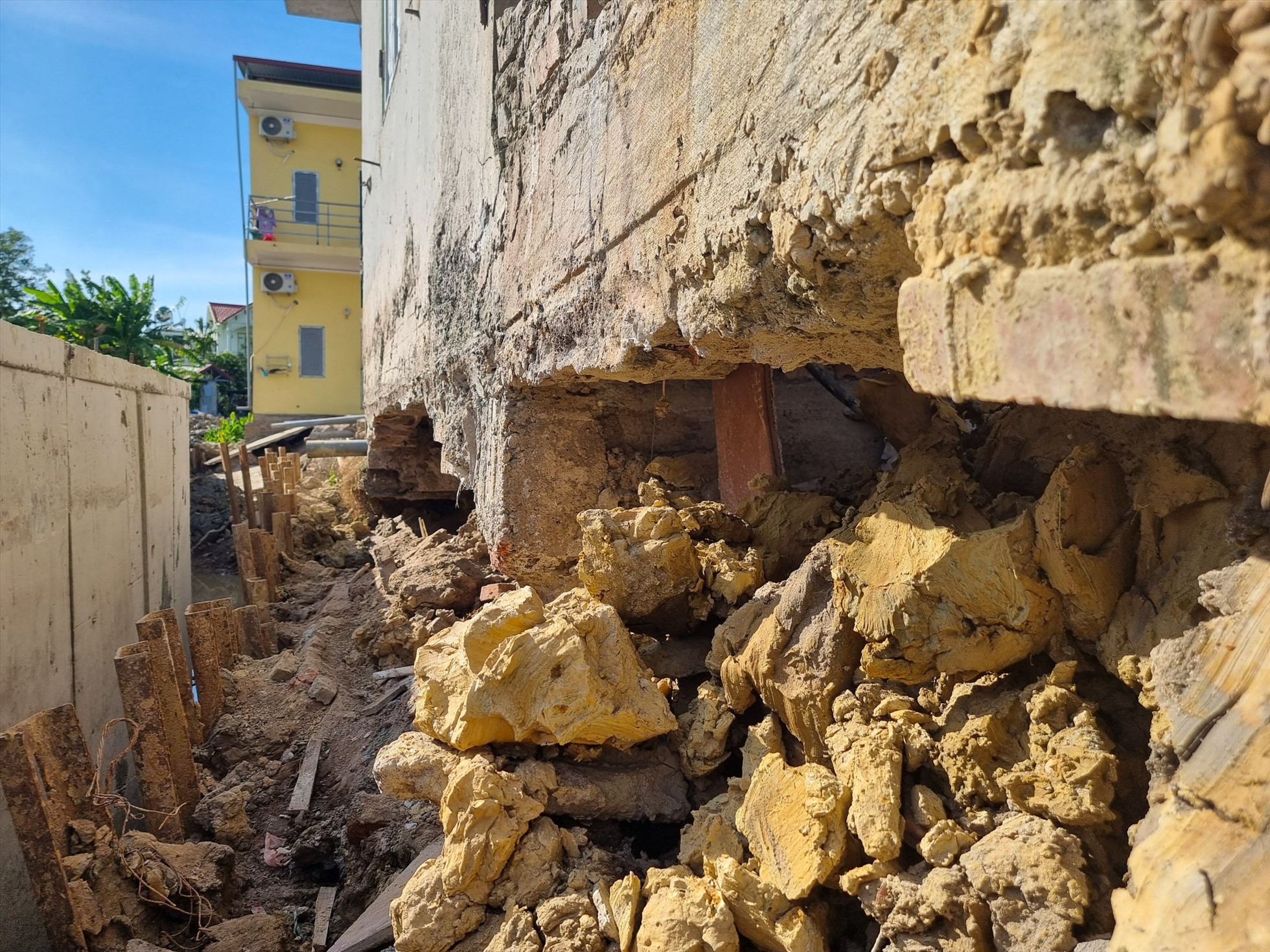 Một công trình nhà ở bị sụt lún khiến hở móng nhà có thể dẫn tới nguy cơ đổ sập.