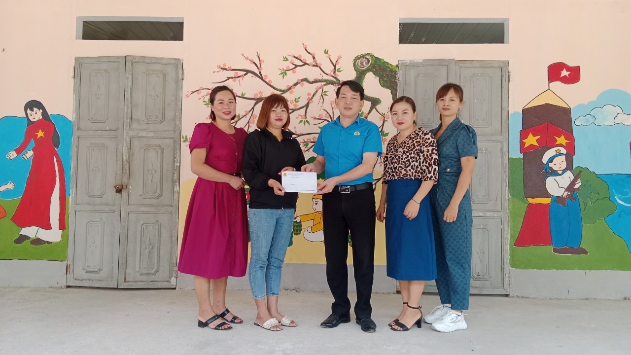 Công đoàn huyện Mường Chà trao tiền hỗ trợ cho đoàn viên Mào Thị Oanh.