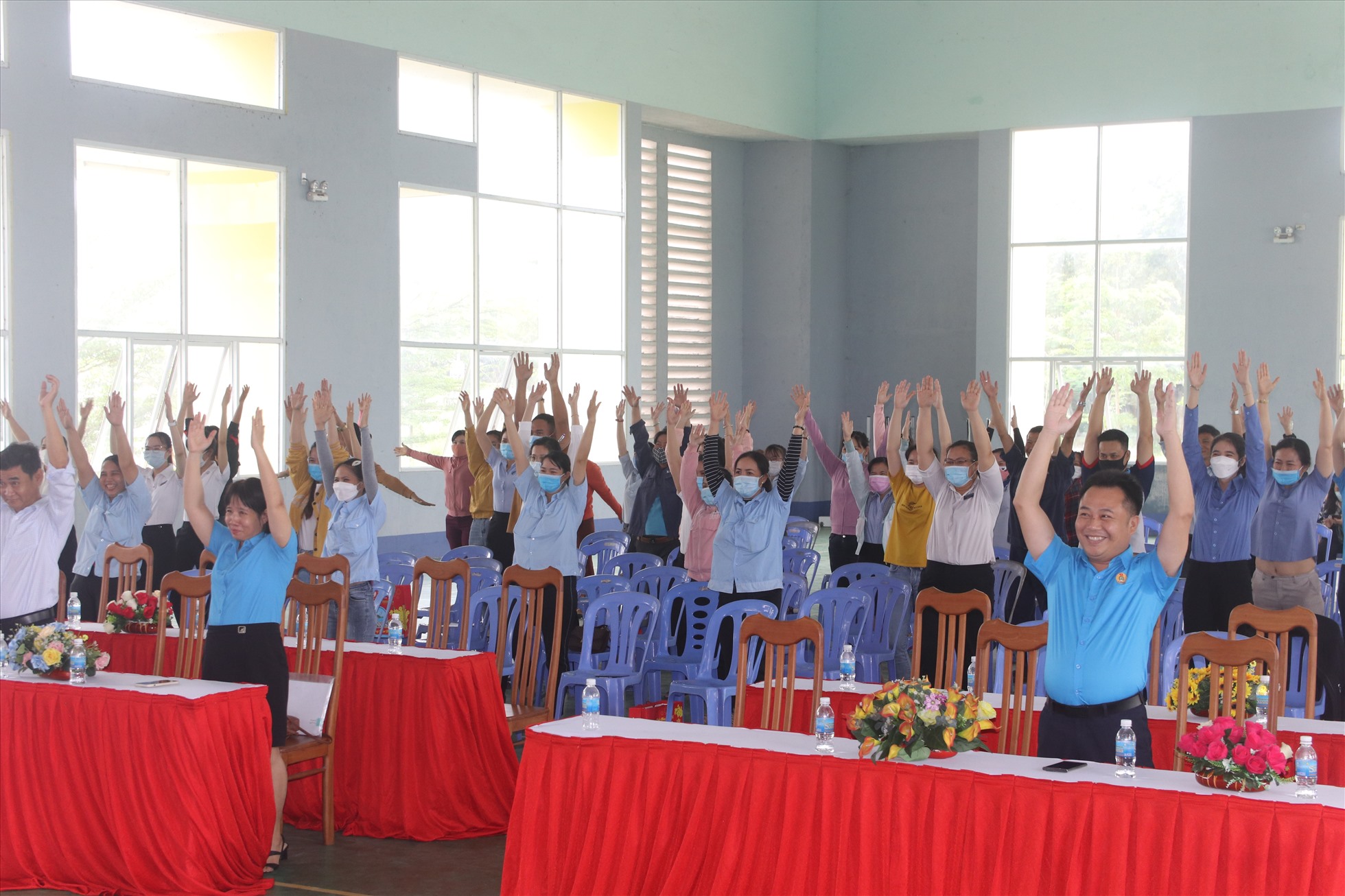 Dưới sự hướng dẫn của cán bộ LĐLĐ Khánh Hòa, đông đảo công nhân tham gia tập bài thể dục tại nơi làm việc giúp cải thiện sức khỏe. Ảnh: P.Linh