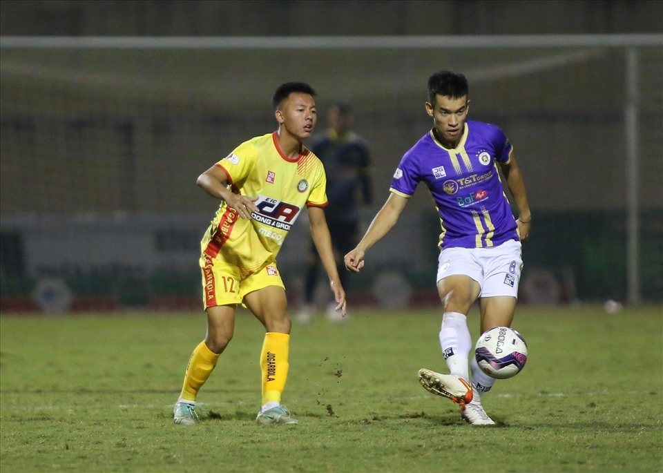 Cầu thủ trẻ Thái Sơn (số 12) lập công giúp Thanh Hoá giữ lại 1 điểm trên sân nhà. Ảnh: H.A