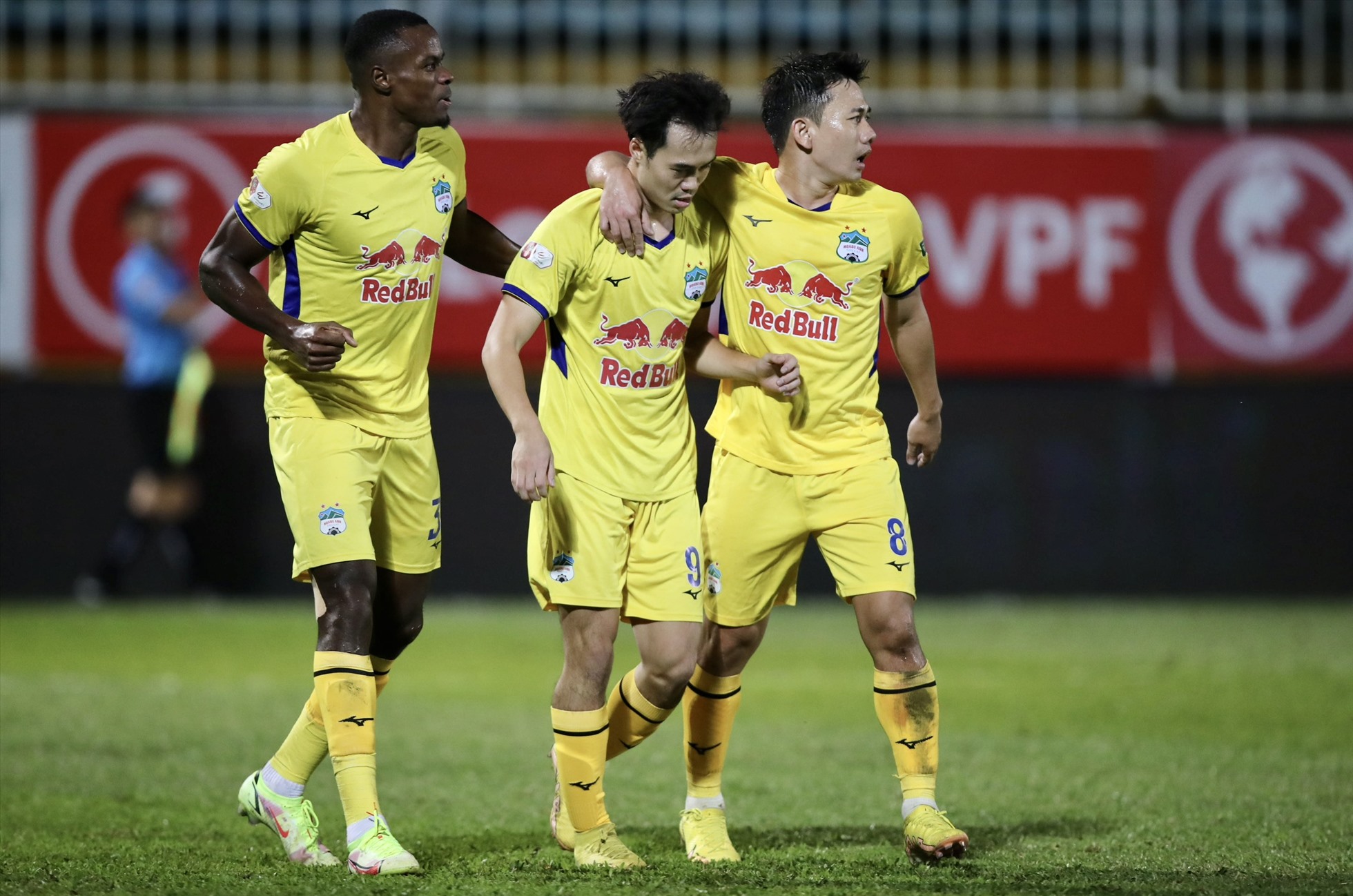 Phút 60, từ pha phất bóng của đồng đội bên phần sân nhà, Văn Toàn xử lý bóng gọn gàng rồi bứt tốc loại bỏ hậu vệ đối phương và tung cú dứt điểm quyết đoán để nâng tỉ số lên 2-0 cho Hoàng Anh Gia Lai.