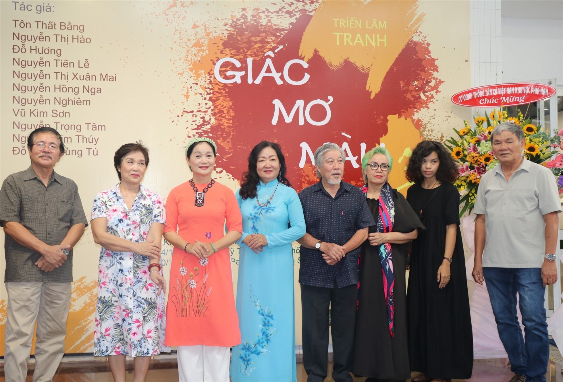 Triển lãm đã trưng bày 85 tác phẩm của 11 tác giả bao gồm các nhà báo, nhiếp ảnh gia, nhà giáo, doanh nhân và khách mời là những họa sĩ chuyên nghiệp. Ảnh: Việt Phong