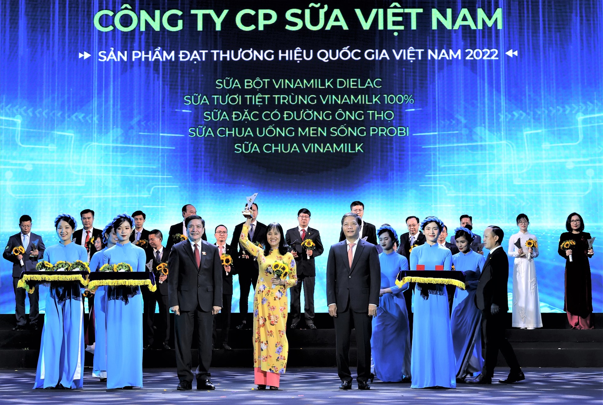 : Bà Nguyễn Thị Minh Tâm (áo vàng) – Giám đốc chi nhánh Vinamilk Hà Nội nhận biểu trưng Thương hiệu Quốc gia năm 2022.