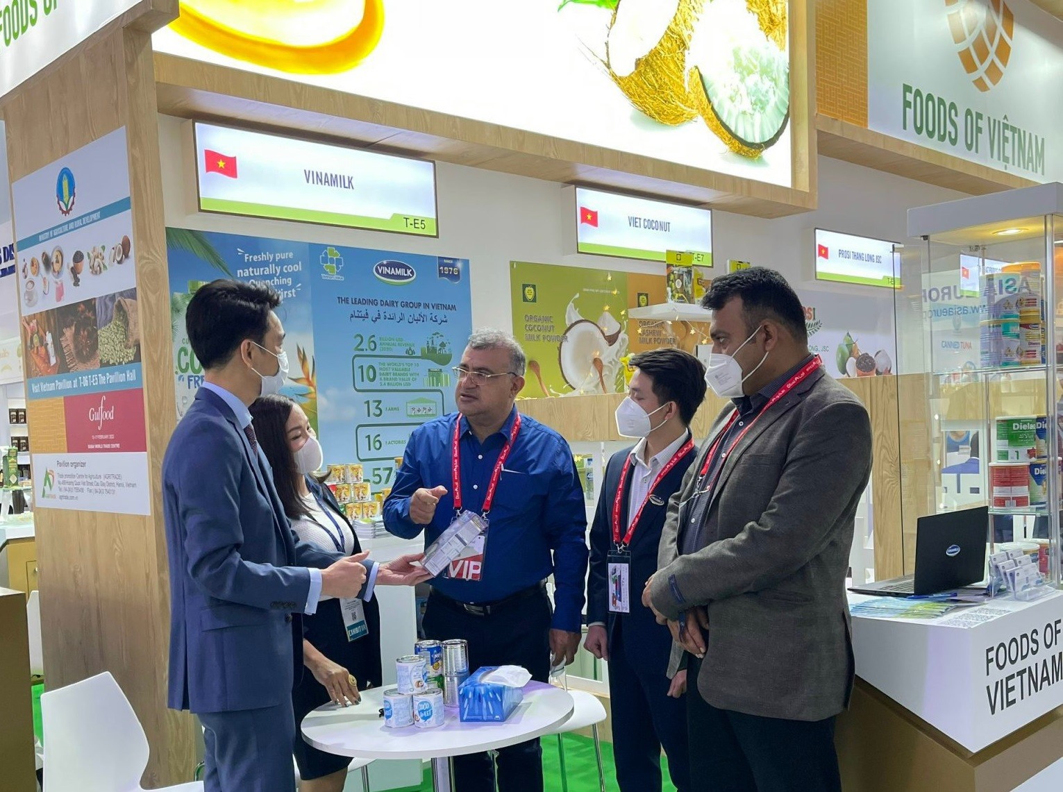 Vinamilk giới thiệu các sản phẩm sữa xuất khẩu tại hội chợ quốc tế Gulfood Dubai.
