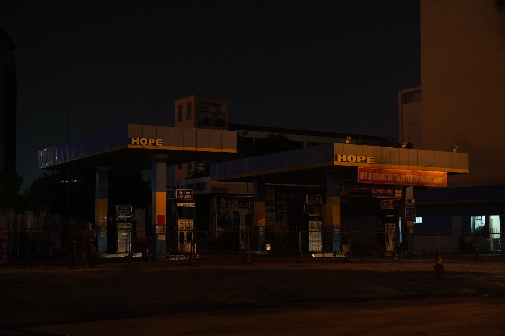 Khoảng 22h30, nhiều cây xăng đã đóng cửa vì hết hàng.