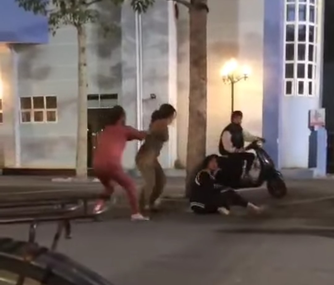 Hình ảnh 2 nữ sinh đánh nhau ở Kiến An, Hải Phòng