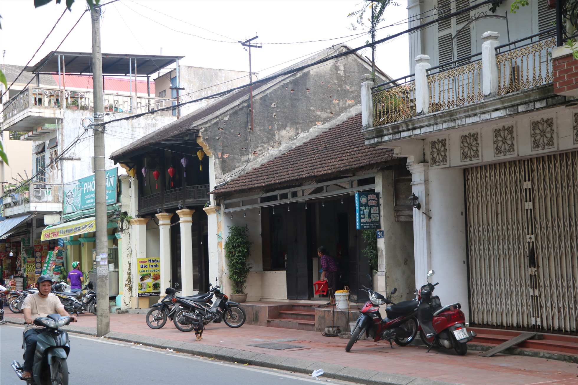 Nhiều ngôi nhà ở đường Bạch Đằng vẫn còn giữ được nét kiến trúc cổ.