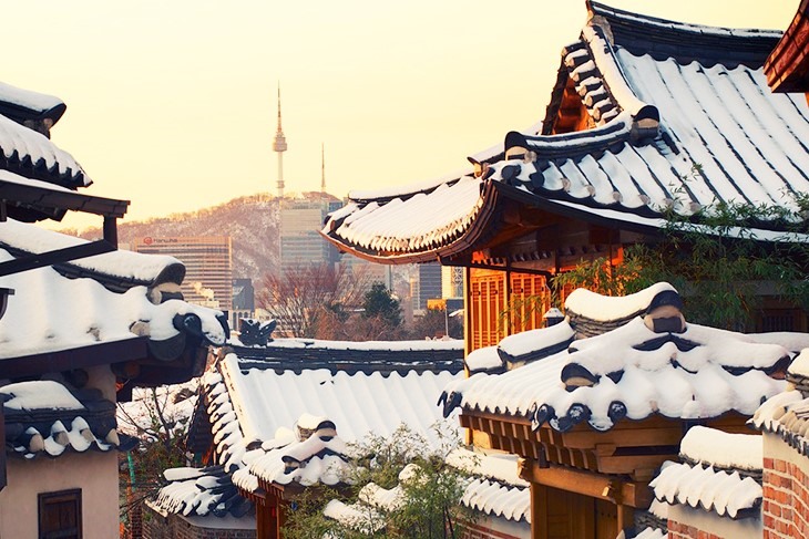 Nếu có dịp đến tham quan xứ sở kim chi vào mùa đông, du khách khó lòng quên được sự háo hức, mong chờ ngắm bông tuyết rơi, tay cầm tách chocolate nóng nhấm nháp từng ngụm.