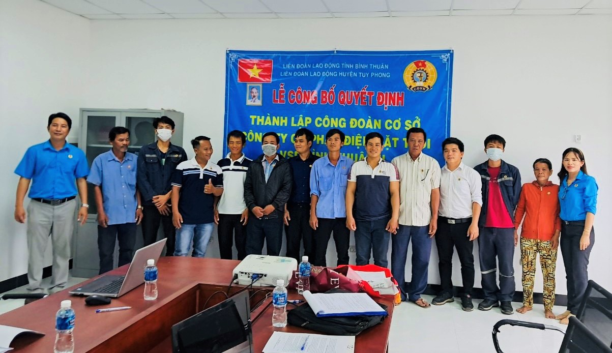 Thường trực LĐLĐ huyện Tuy Phong gắn huy hiệu công đoàn cho đoàn viên. Ảnh: LĐLĐ TP