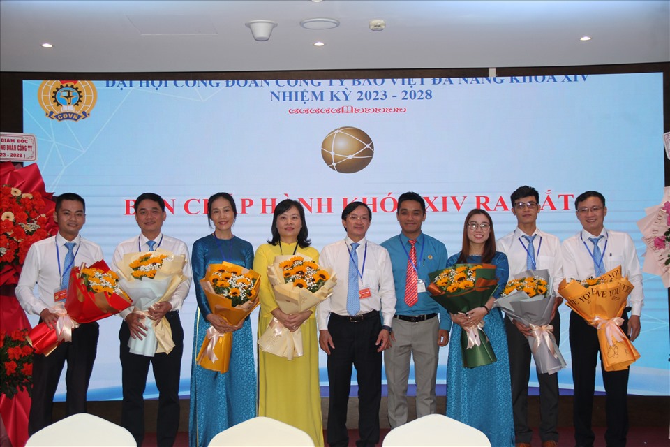 Công đoàn Công ty Bảo Việt Đà Nẵng nhận hoa tại đại hội điểm bầu trực tiếp.