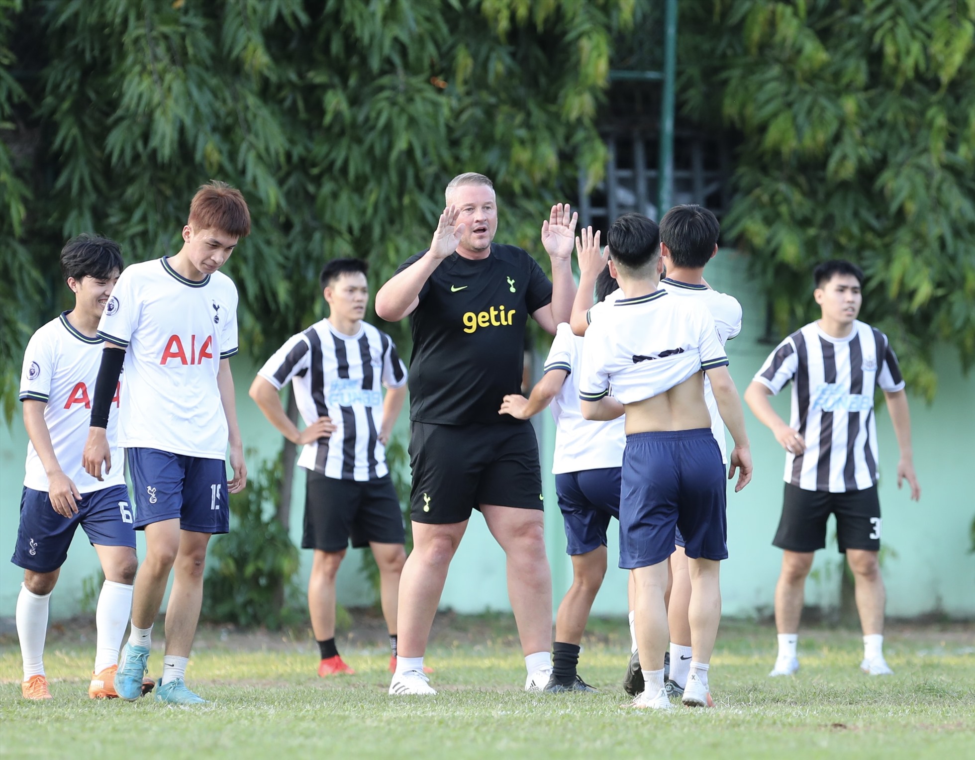 Paul Robinson vui vẻ thi đấu giao lưu cùng các cổ động viên Tottenham tại Việt Nam. Cựu thủ môn tuyển Anh dự đoán Brazil sẽ lên ngôi vô địch World Cup 2022. Ảnh: K.A