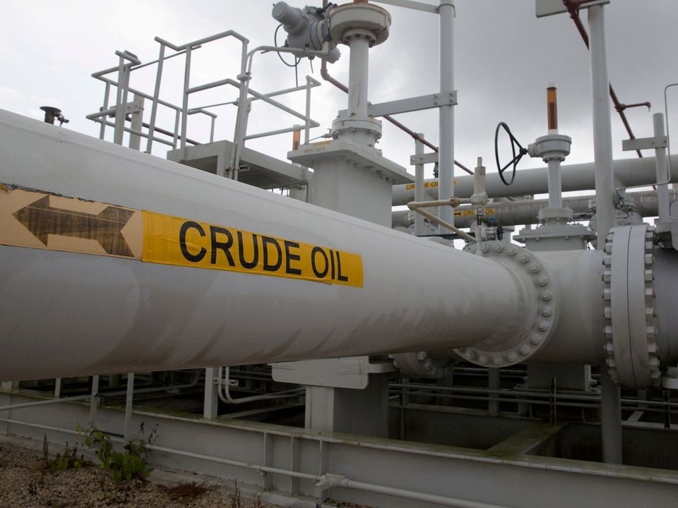 Giá dầu bất ngờ tăng vọt ở phiên giao dịch kết thúc tuần. Ảnh: Reuters.
