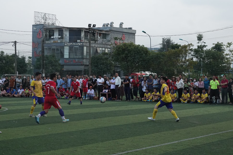 Trận chung kết giữa đội THPT Lê Hữu Trác và THPT Nguyễn Huệ diễn ra hấp dẫn, kịch tính. Ảnh: TT.